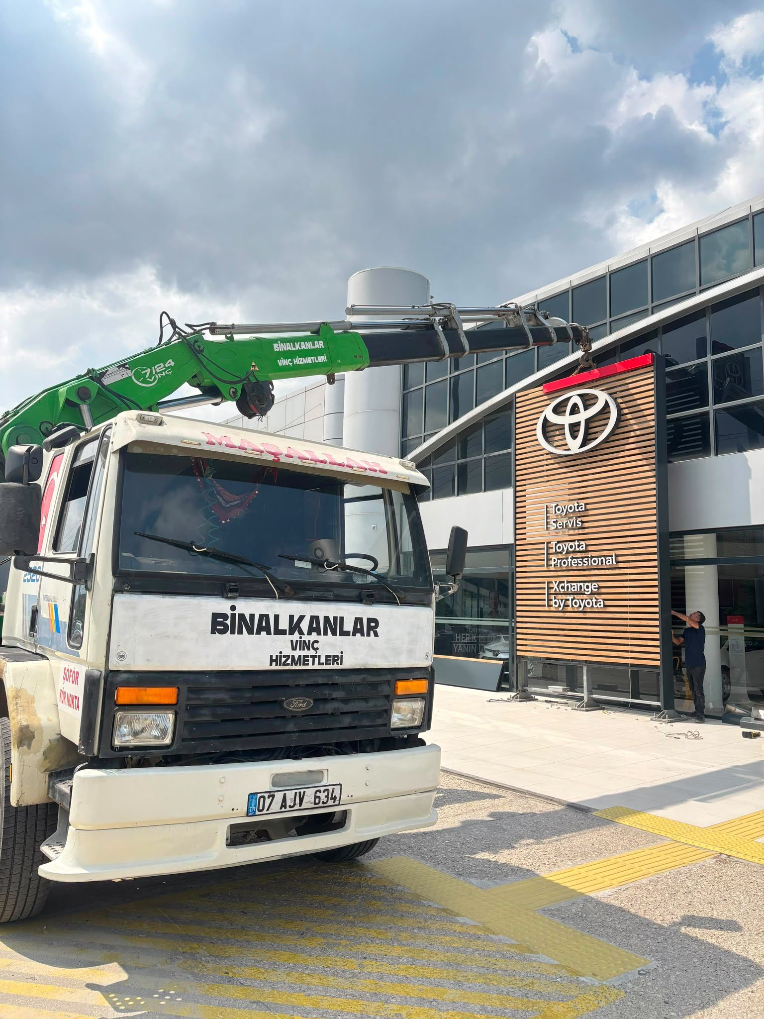 Binalkanlar Vinç Kiralama iş kamyonu, Bursa'da tabela montaj çalışması