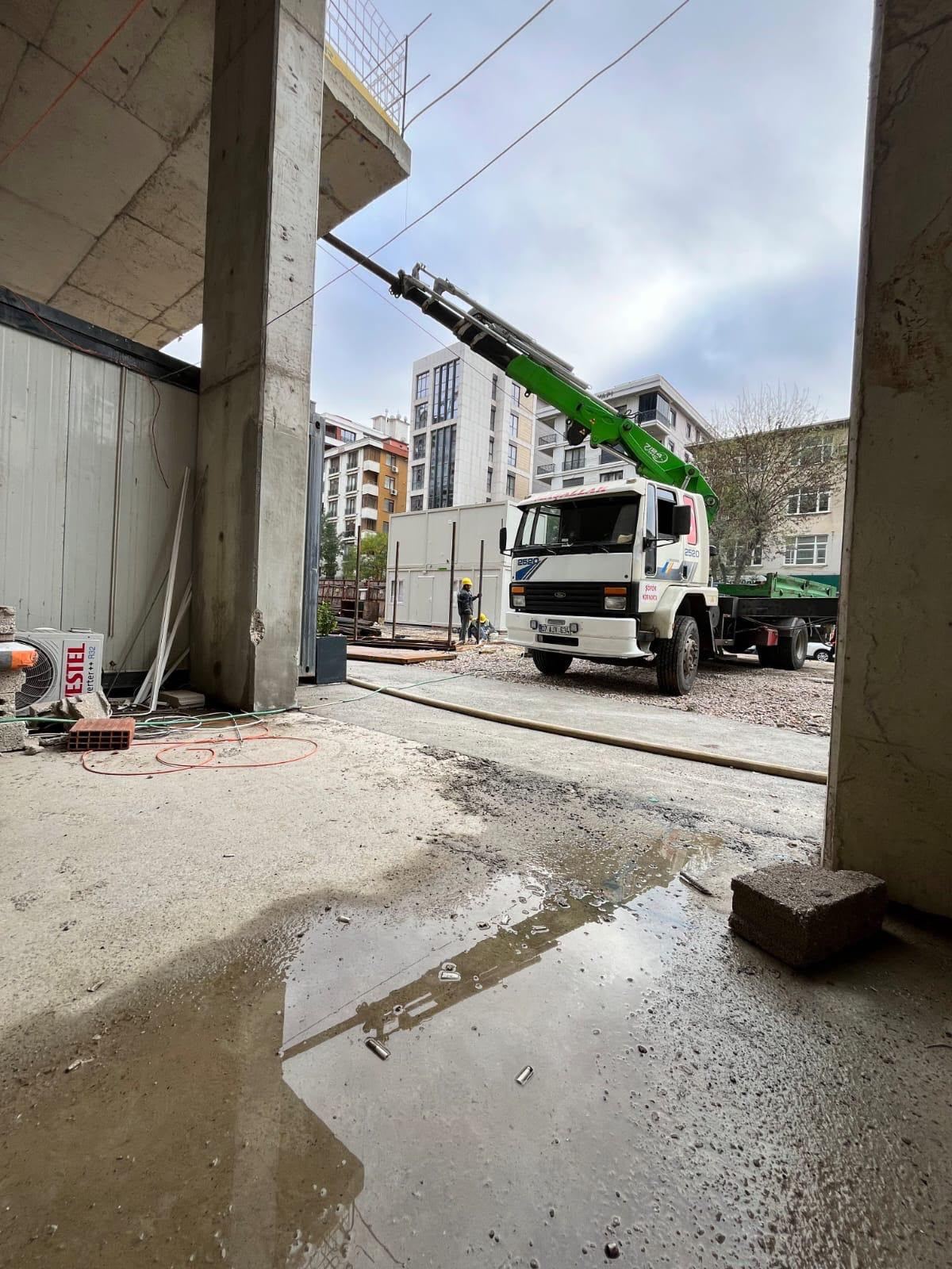 Bina cephesinde vinç ile iskele ve malzeme taşıma çalışması