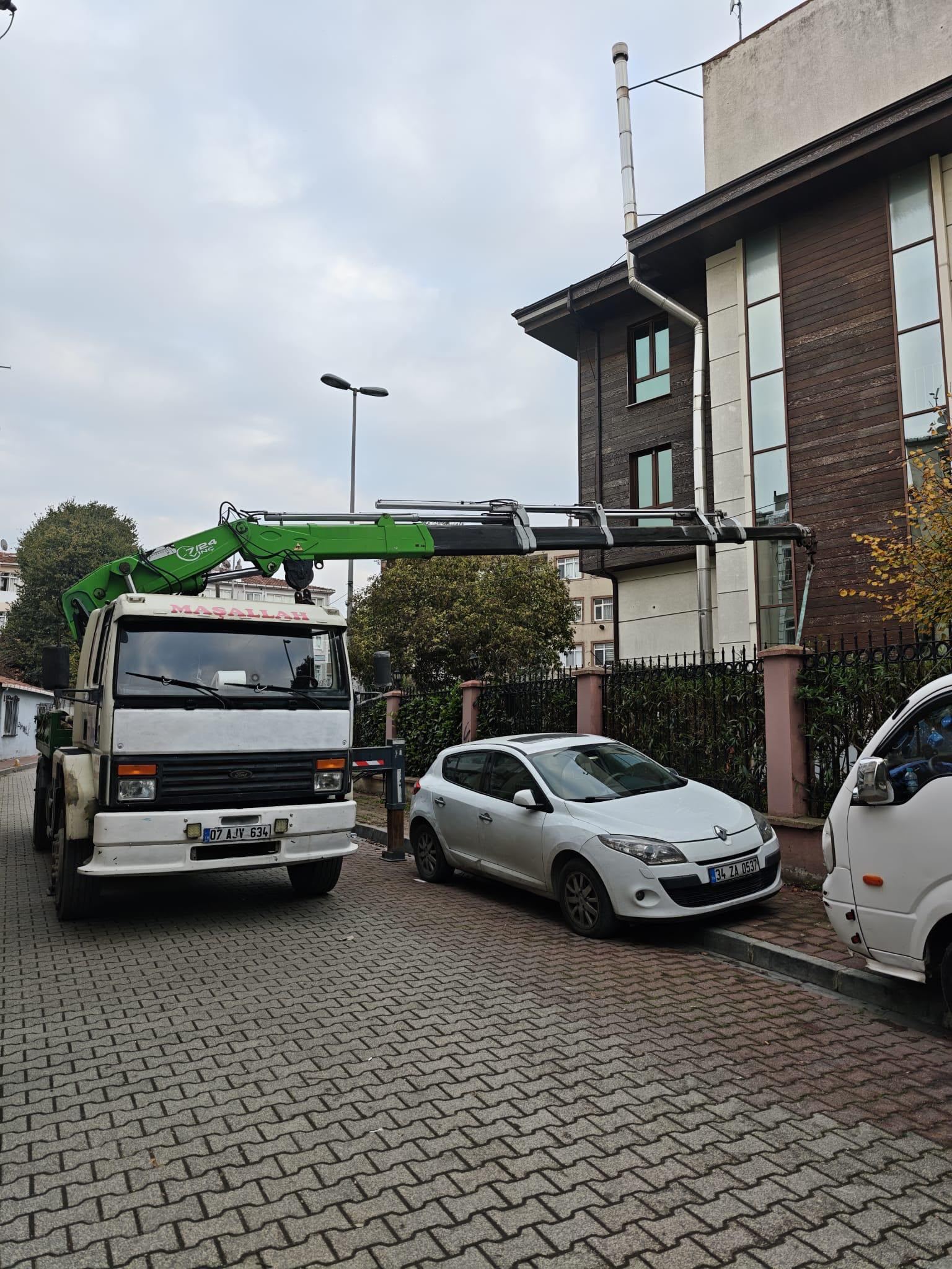 Vinç ile bina inşaatına malzeme taşınması, Bursa